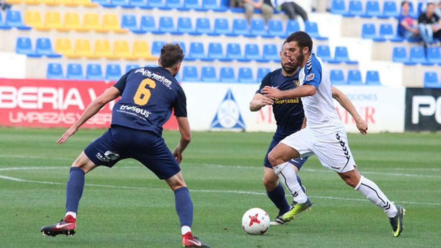 Luis Rioja, en una acción del partido de ayer en Murcia.