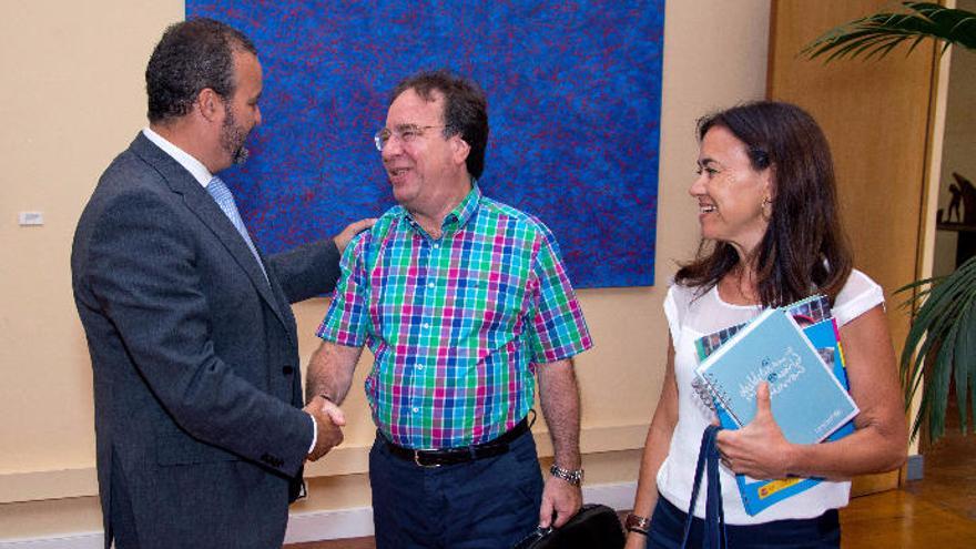 Rafael Robaina (i) con Amós García y Rosario Pérez, tras la firma del convenio.