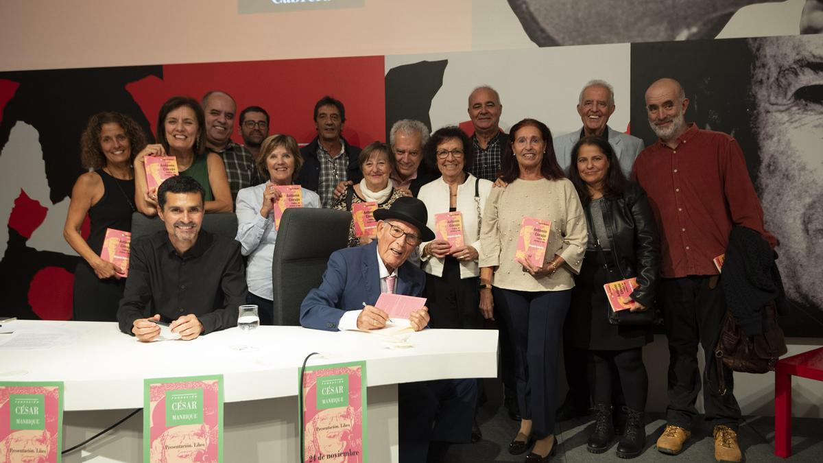 Gregorio Cabrera y Antonio Corujo, el pasado viernes durante la firma de ejemplares del libro en la sede de la Fundación César Manrique en Arrecife.