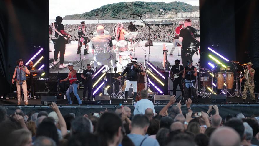 Village People en su concierto en la plaza de la Zurriola, en San Sebastián.