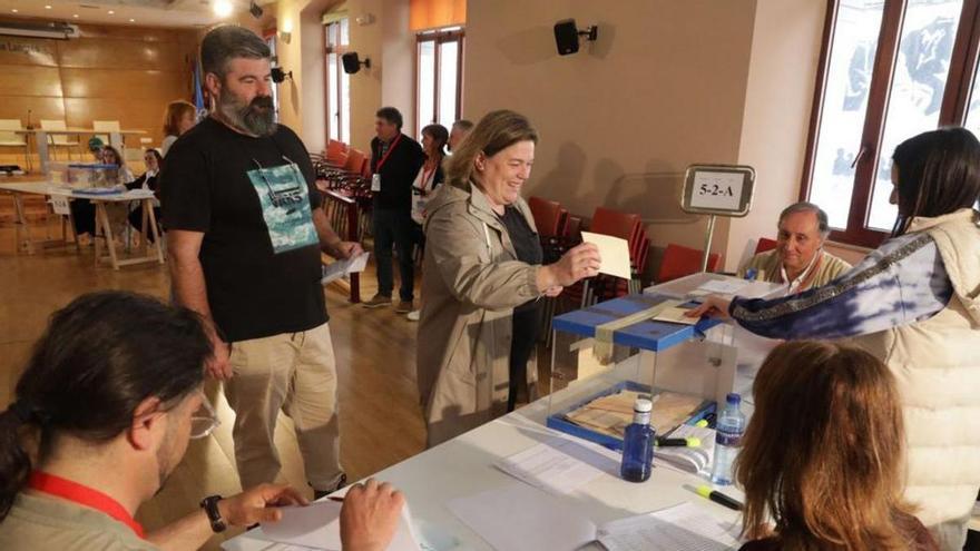 Votantes en una de las mesas instaladas en Sama. | Juan Plaza