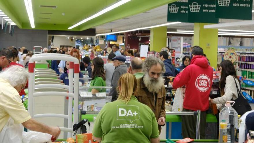 Largas colas en un supermercado de Arucas