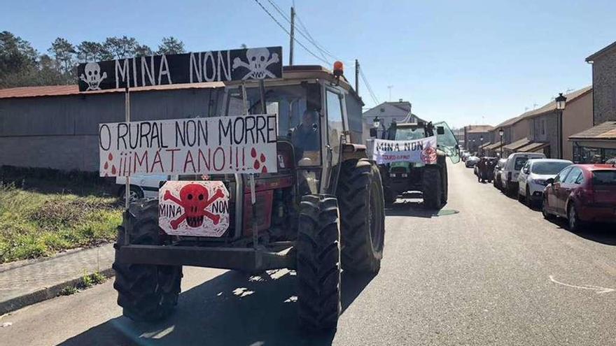 Tractores que participaron en la manifestación de ayer en Touro.
