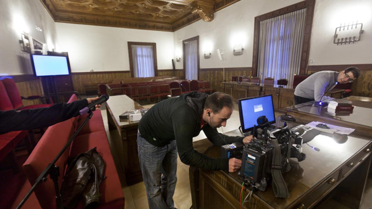 Dos técnicos realizan los preparativos en la sala donde este lunes se empezará a juzgar a Francisco Camps y Ricardo Camps.