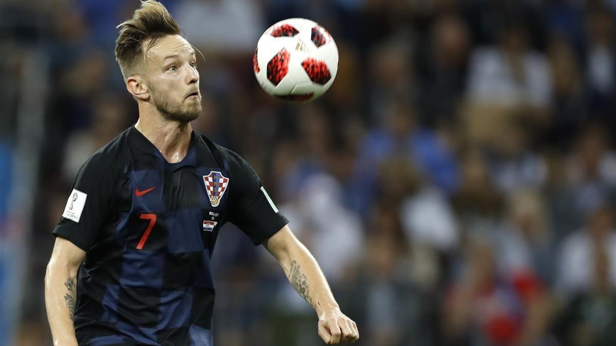 Rakitic controla un balón ante Inglaterra.