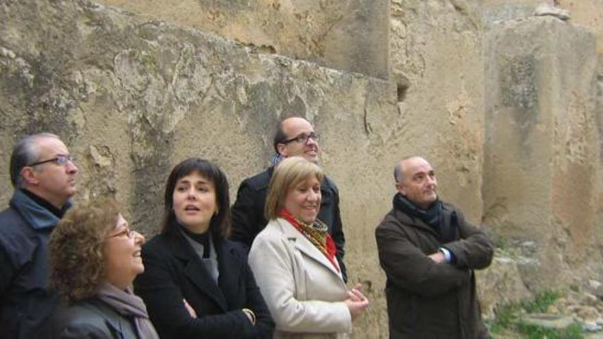 Llinares durante su visita al castillo de Biar con la alcaldesa, el ex alcalde y los técnicos.