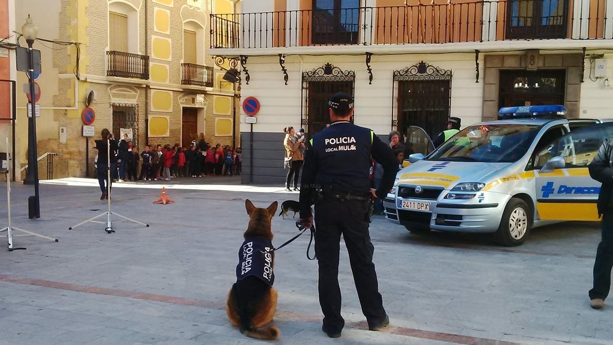 Policía Local de Mula, en una plaza del pueblo.