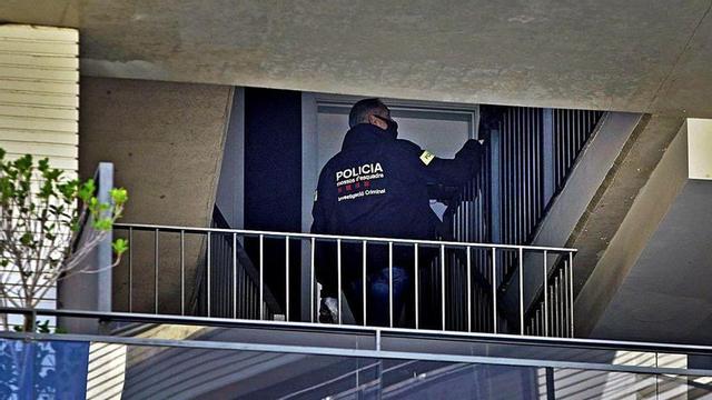 Un agente de los Mossos en el domicilio donde tuvo lugar el crimen machista, en Lloret de Mar.