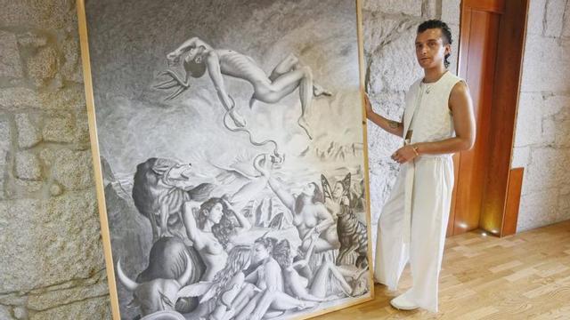 Samuel Rodríguez González junto a una de sus obras, en Salceda.