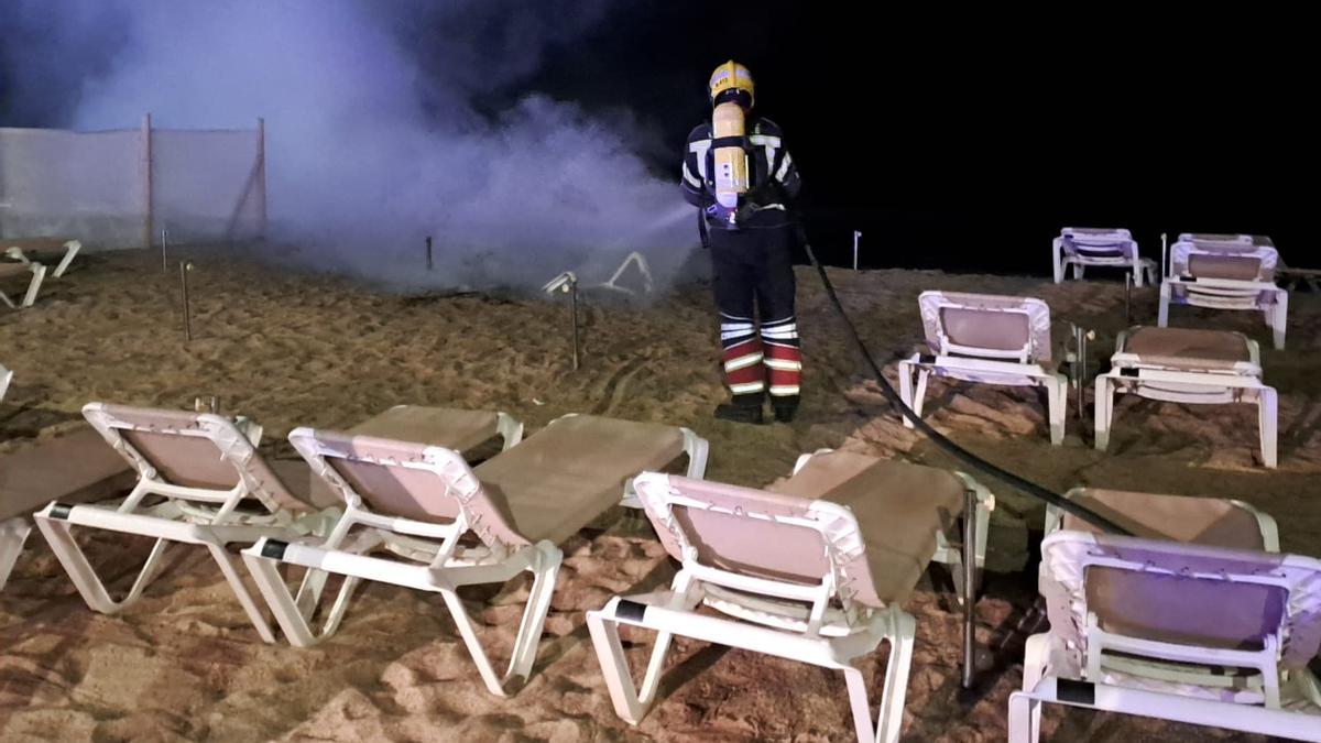 Imagen de la intervención de los Bomberos del Consorcio de Emergencias de Lanzarote durante la noche del pasado viernes en Costa Teguise.