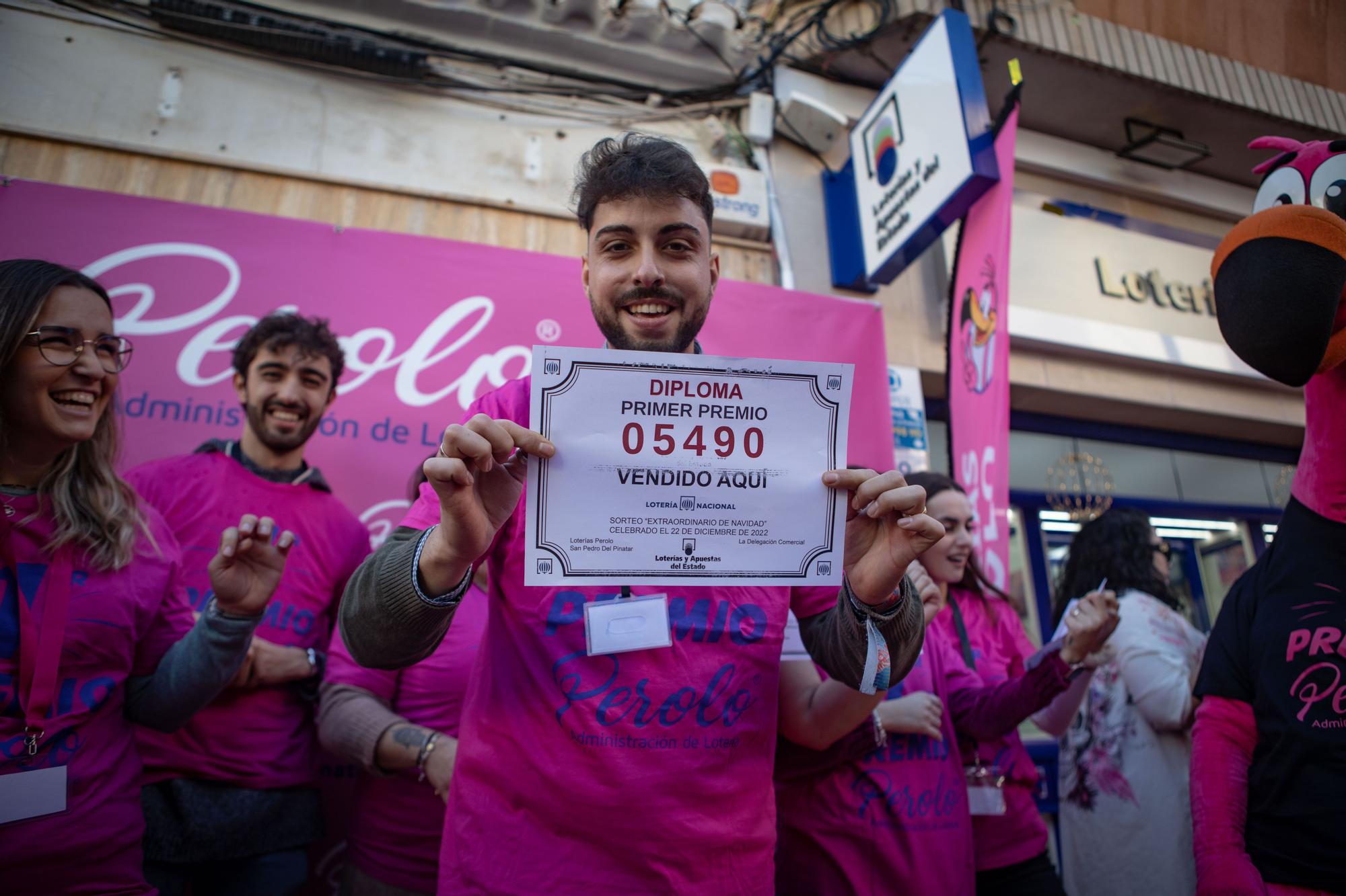 Así han celebrado repartir el Gordo en el Perolo