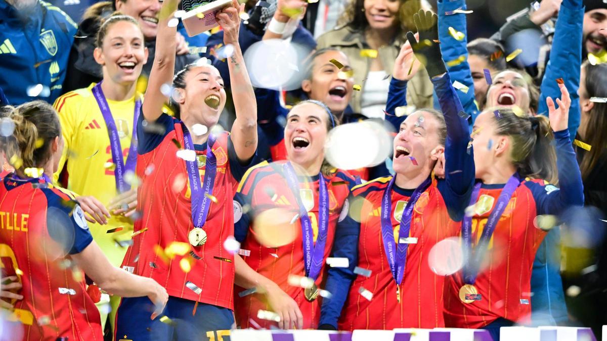 Die Spanierinnen feiern den Titel.