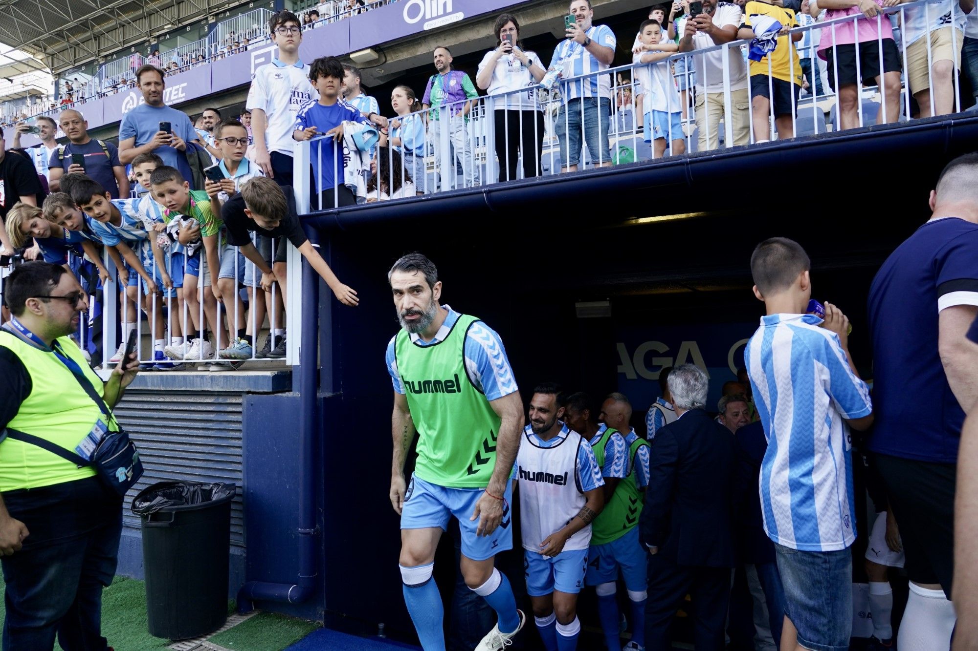 Las leyendas del Málaga CF vuelven a pisar el césped de La Rosaleda