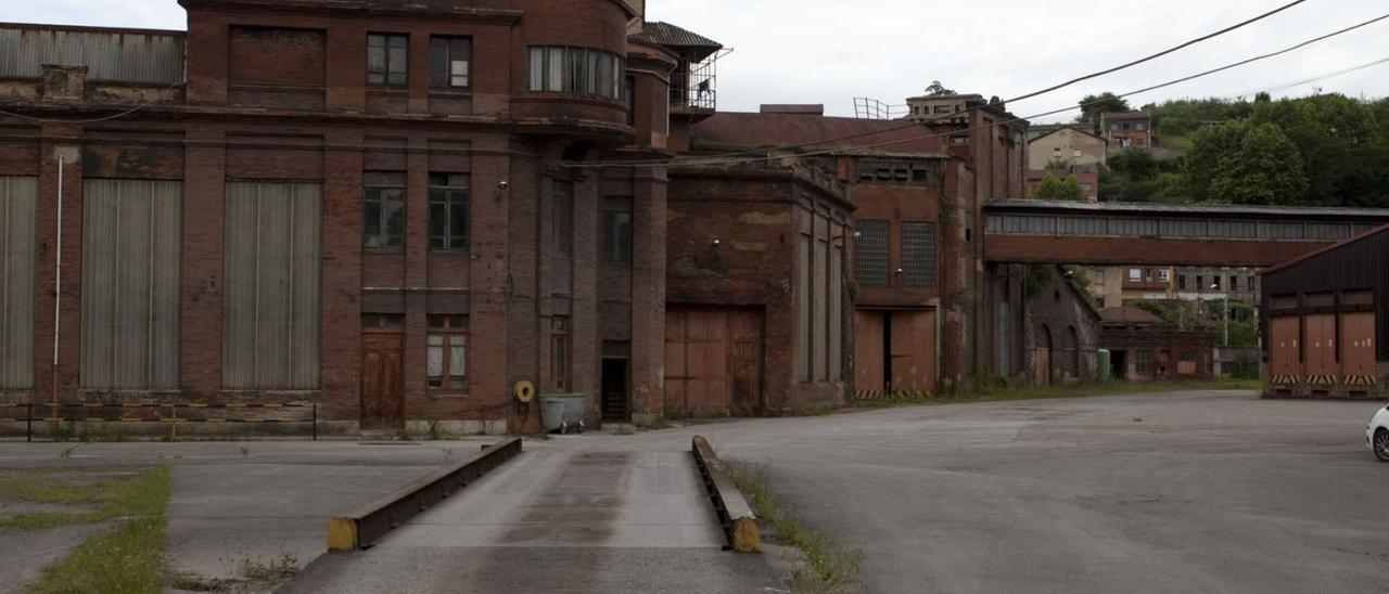 Edificios del entorno de la antigua fábrica de Duro en Langreo, hoy Valnalón. | F. Rodríguez