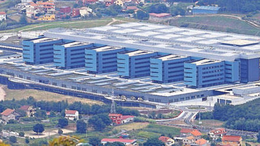 Vista aérea del Hospital Álvaro Cunqueiro, en la parroquia de Beade  // Marta G. Brea