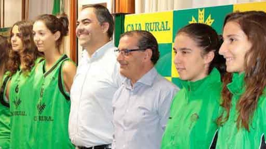 Varias jugadoras de la cantera que apoya Caja Rural comparecieron ayer en el acto de renovación del patrocinio.