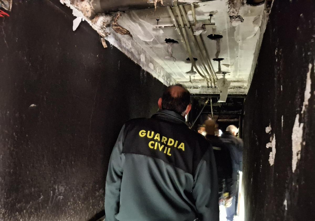 La inspección esta mañana de la segunda planta, la de la vivienda en la que comenzó el fuego.