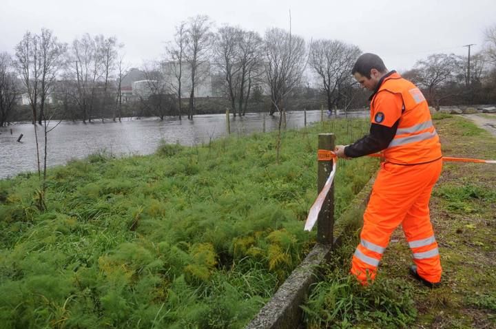 La intensa lluvia provoca la crecida del río Umia