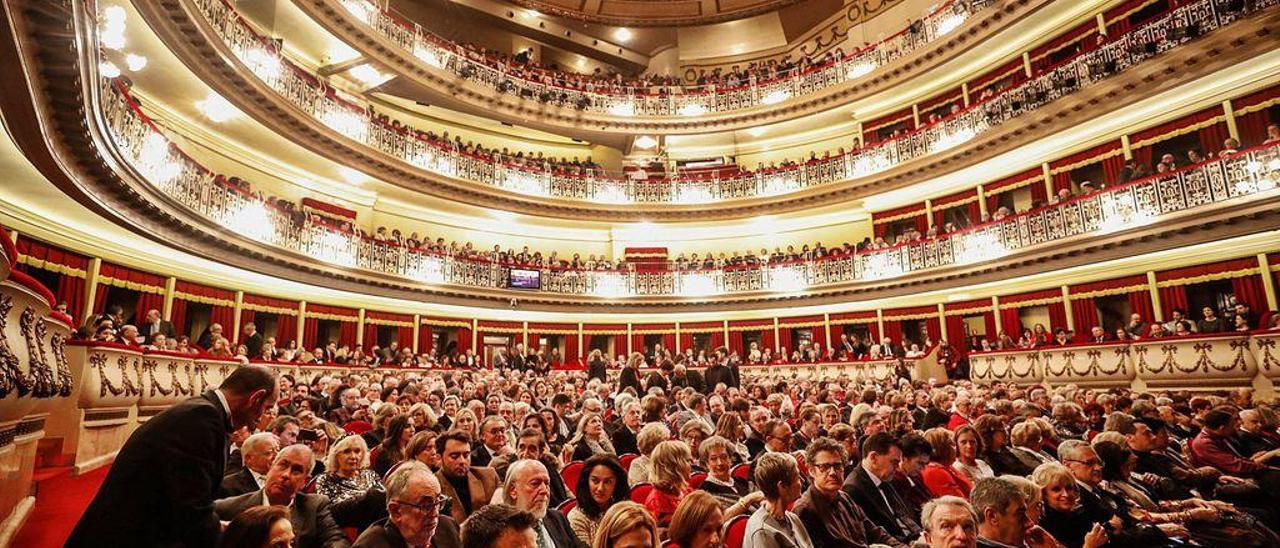 Público en el teatro Campoamor, justo antes de una representación.