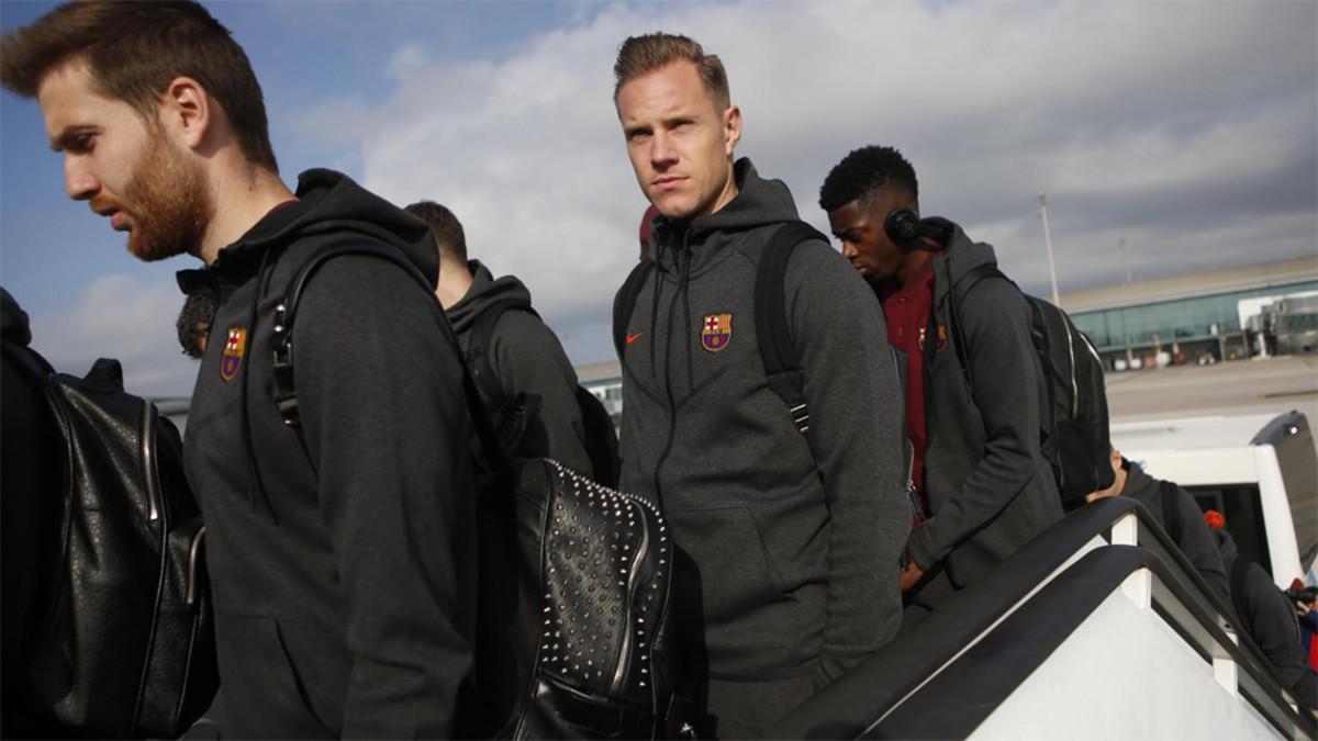 La expedición del FC Barcelona embarcando en el aeropuerto de El Prat camino de Londres para el duelo de la Champions 2017/18 frente al Chelsea