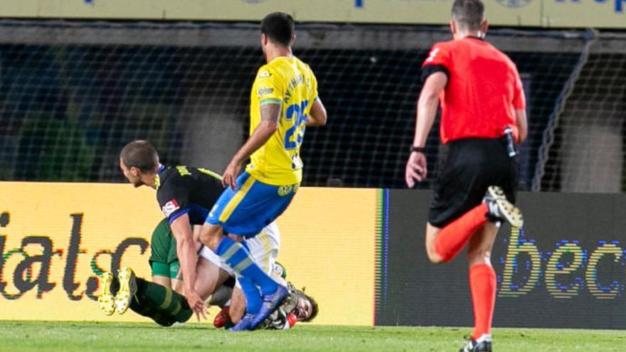 Momento del choque de Raúl Fernández y Jovanovic