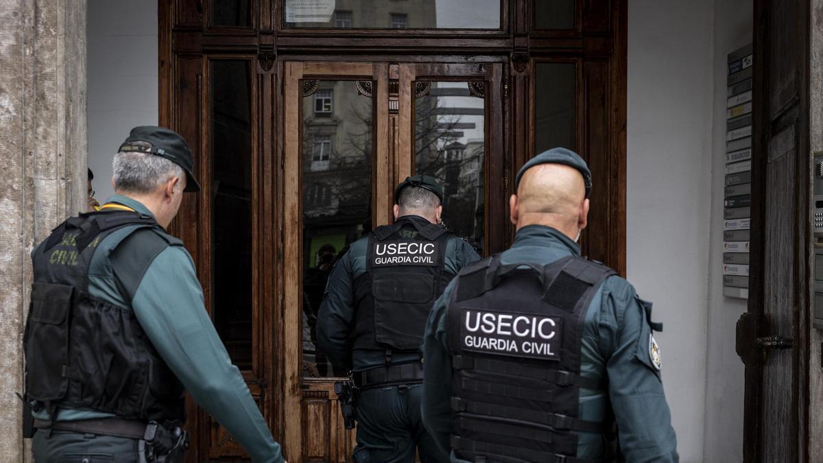 Agentes de la Guardia Civil entran a la sede de Forestalia en Zaragoza, el pasado martes.