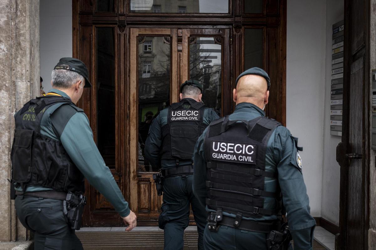 Agentes de la Guardia Civil entran a la sede de Forestalia en Zaragoza, el pasado martes.