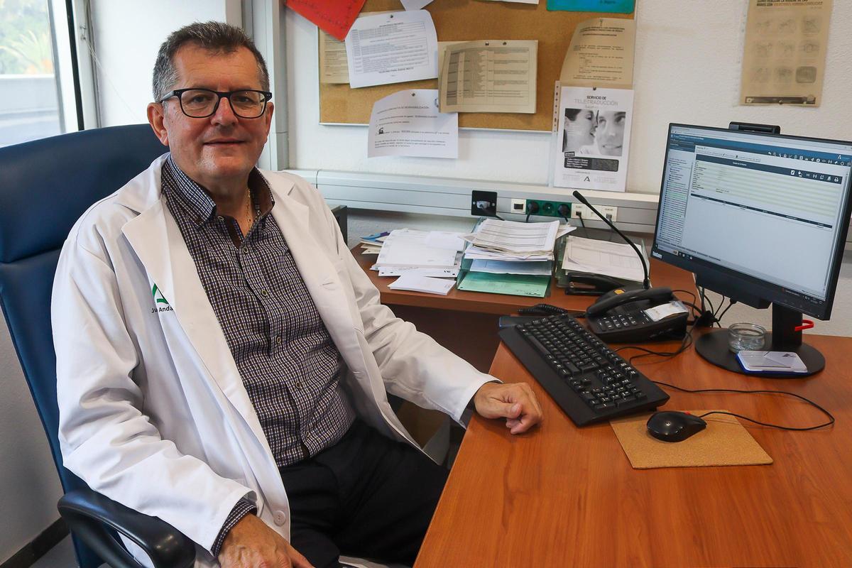 El doctor Francisco Carabantes en su consulta en el Hospital Regional