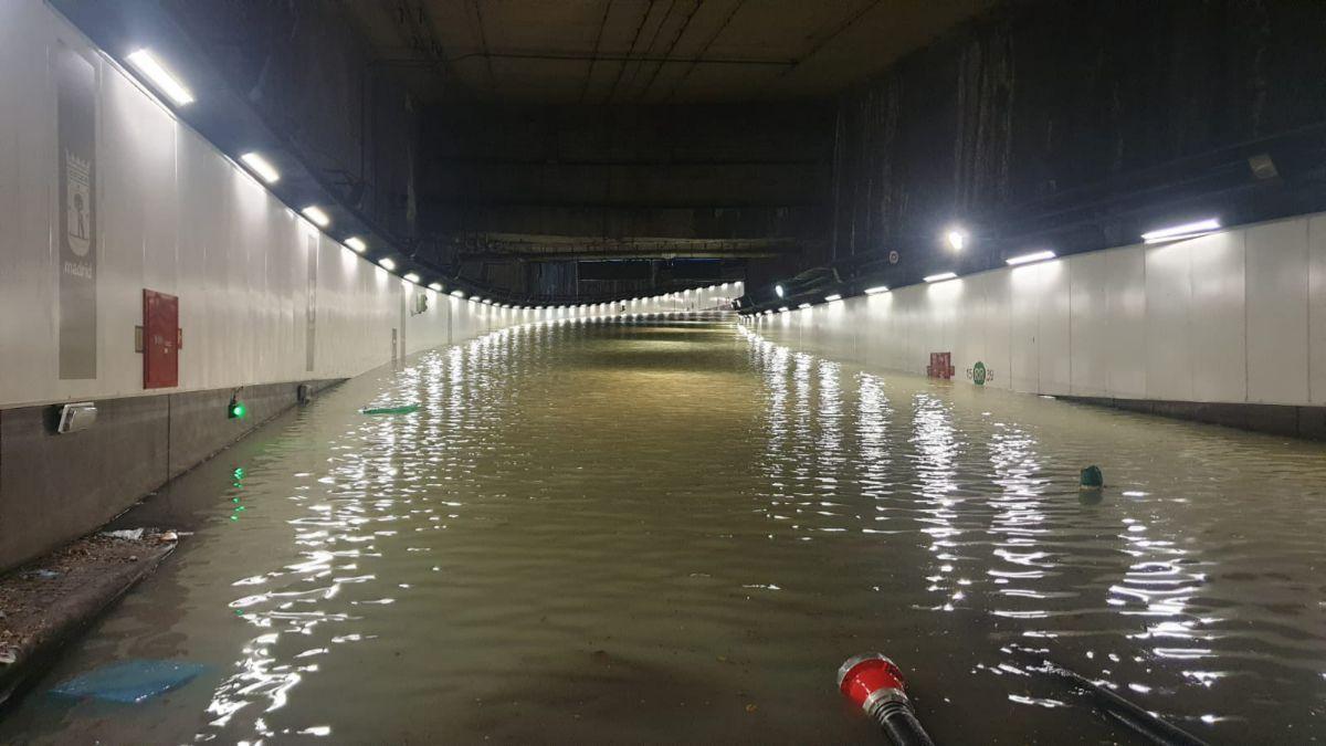 El reventón de una tubería inunda parte de la M-30 en Madrid