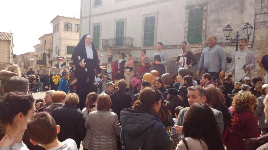 La figura que representa a Francinaina Cirer, flanqueada por los &#039;gegants&#039; de otros municipios, hoy en Sencelles.