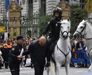 La Policía Nacional le muestra a Oviedo el poderío de dos siglos de historia