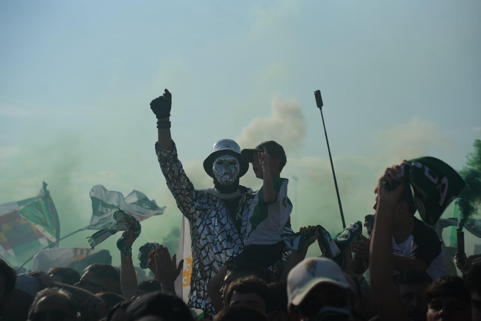 Así recibió la afición del Córdoba CF al autobús del equipo en El Arenal