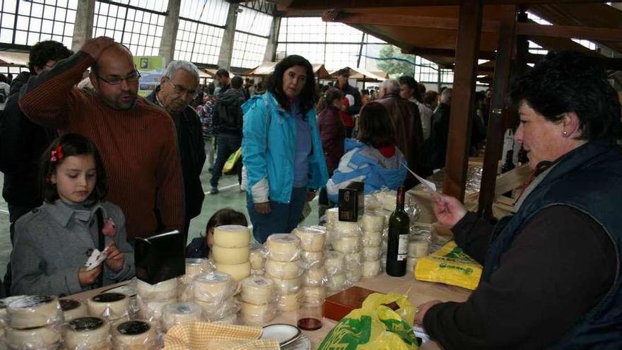 Un puesto de la Feria de quesos de Taramundi.