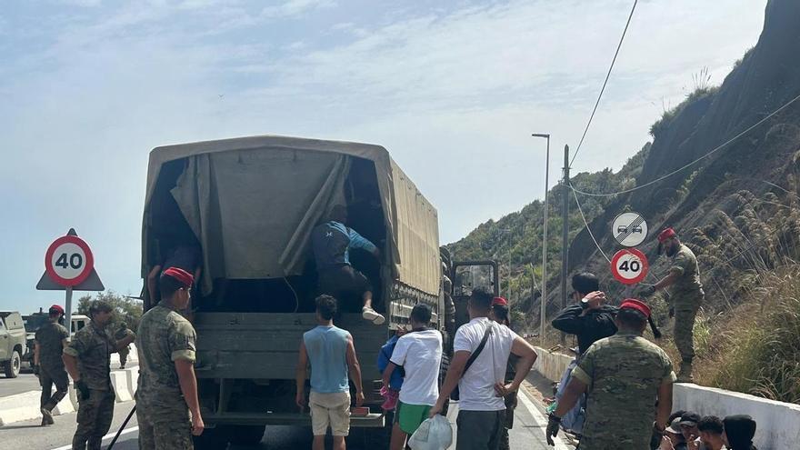 CEUTA EJÉRCITO MIGRANTES | El Ejército transporta a centenares de migrantes desde las barriadas de Ceuta de vuelta a la frontera