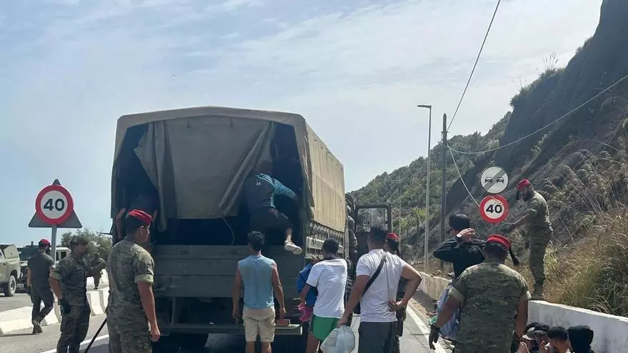 El Ejército transporta a centenares de migrantes desde las barriadas de Ceuta de vuelta a la frontera