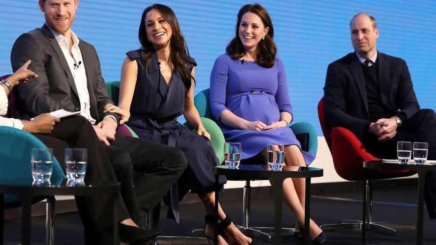 El príncipe Enrique junto a su prometida, Meghan Markle, y los duques de Cambridge.