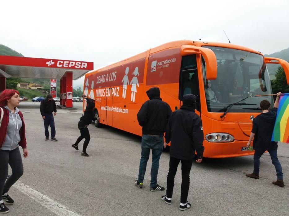 Atacan al autobús de HazteOir en Pola de Lena y lo persiguen hasta Oviedo