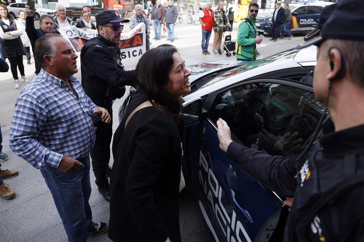 Allegados a Jessica Méndez increpan a José Carlos Eirín a su salida de la Audiencia Provincial.