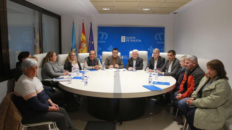 El conselleiro de Empleo y Comercio, ayer, en la reunión de urgencia tras las declaraciones del alcalde. | |