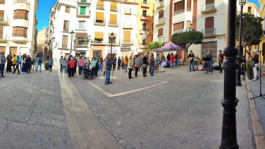 La plaza del Agua Limpia se llenó de vecinos y vecinas en apoyo a la lucha contra la violencia de género.