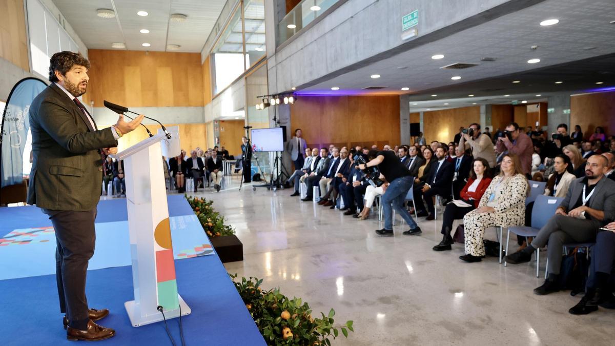 López Miras, durante su intervención en la II Convención de Turismo de la Región de Murcia, este martes por la mañana en el edificio anexo al Víctor Villegas.