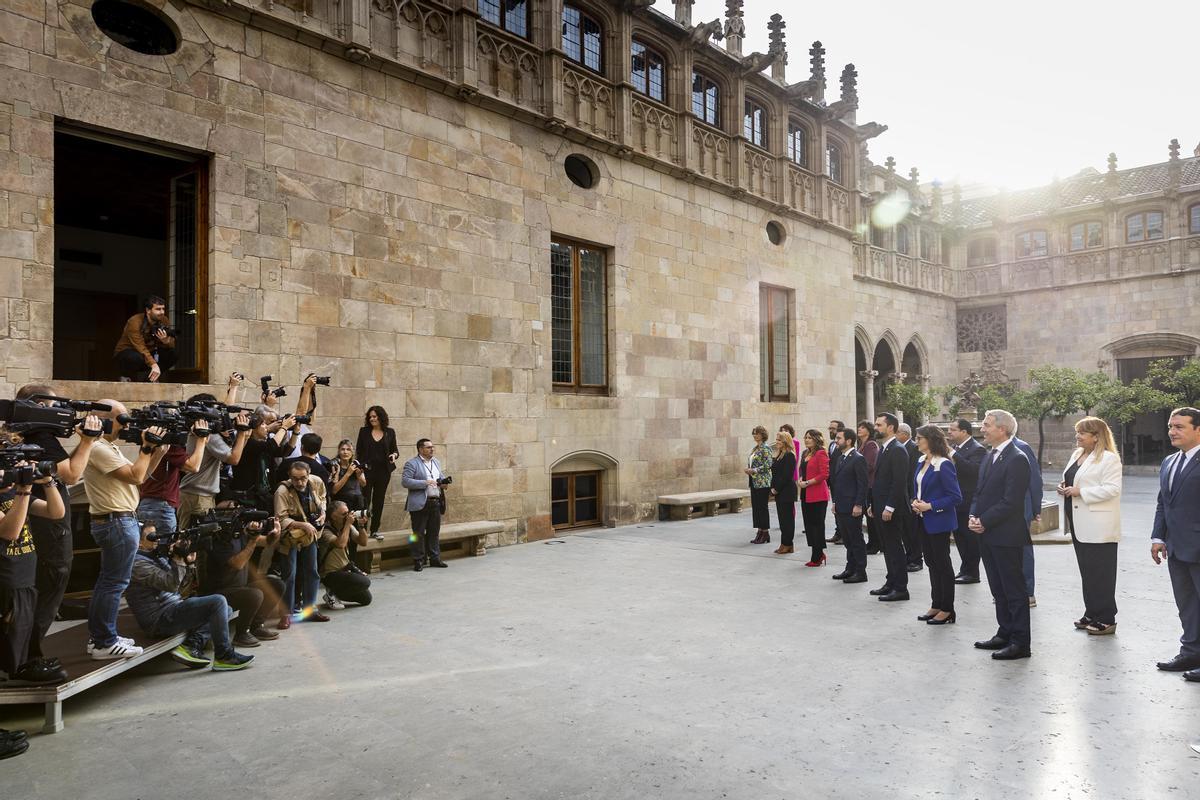 El nuevo gobierno catalán tras el acto de toma de posesión de los nuevos consellers que se ha celebrado este martes en el Palau de la Generalitat, antes de celebrar la primera reunión del nuevo Govern