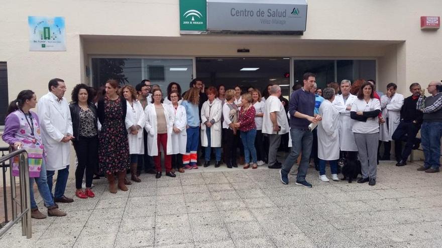 Concentración en la puerta del centro de salud en protesta por la agresión a una enfermera.