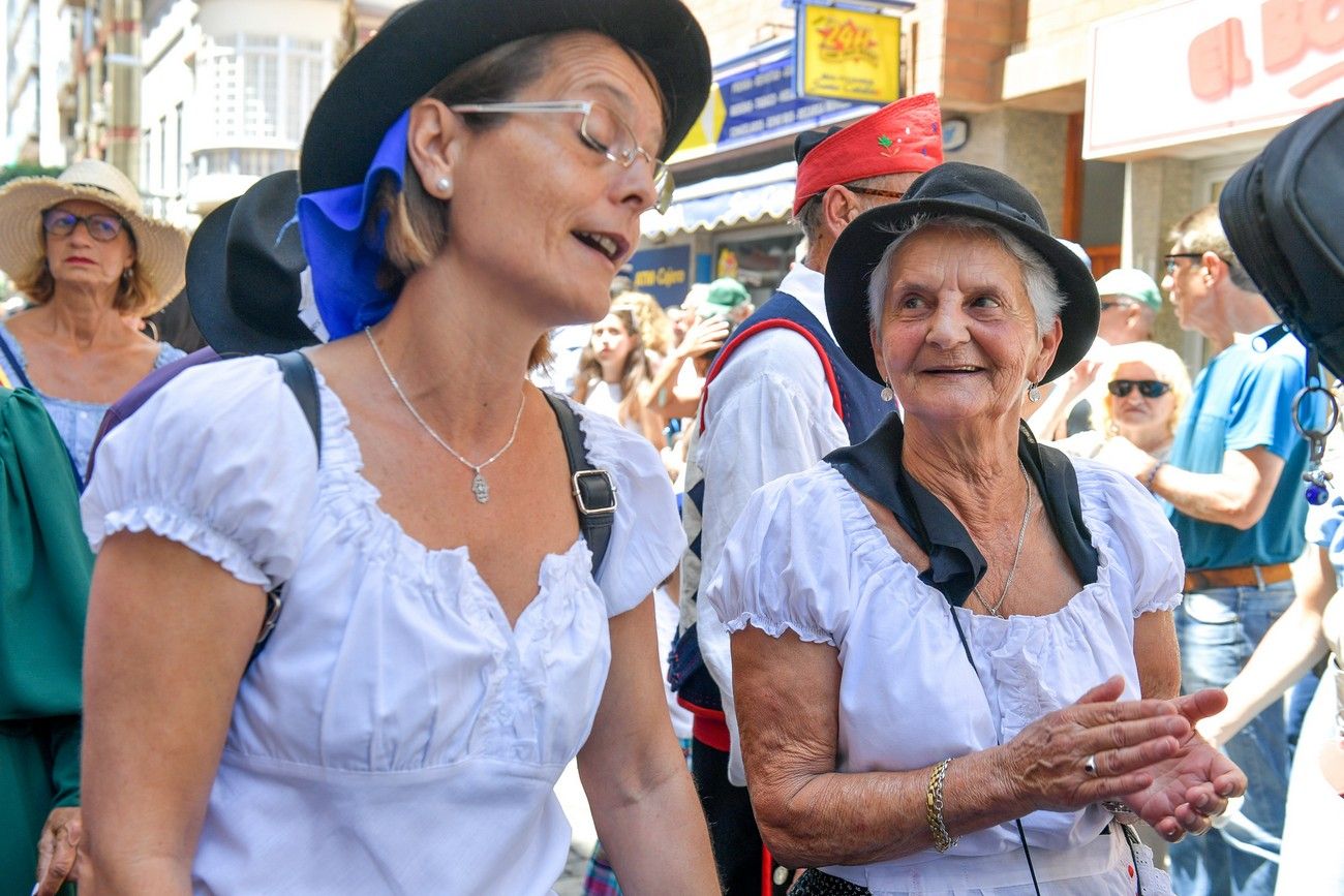 Una romería con bikini en Las Palmas de Gran Canaria