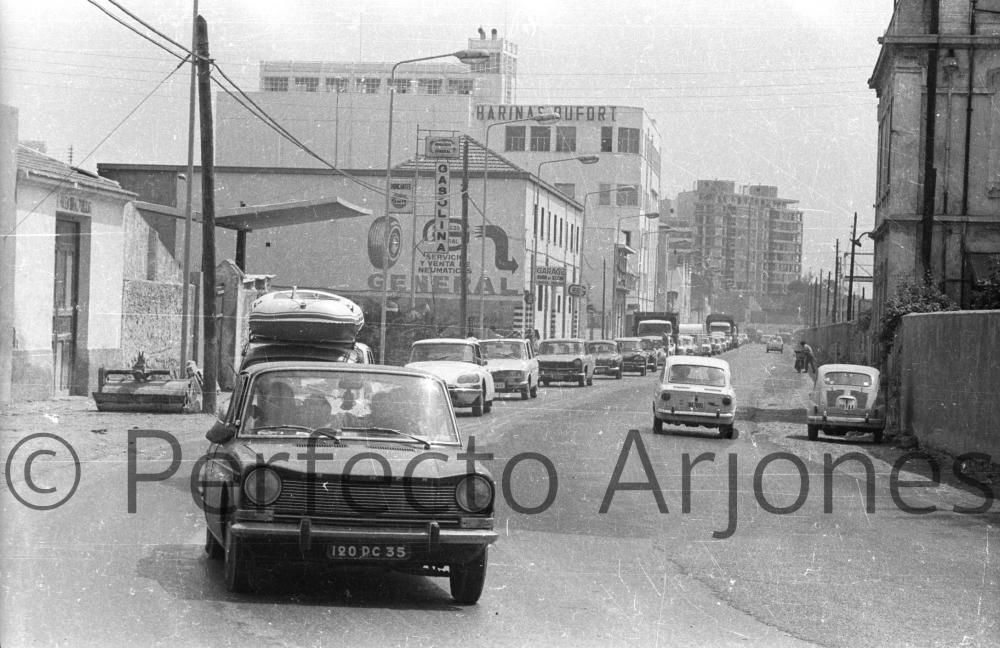 Así era el tráfico en la ciudad de Alicante en los años 60 y 70 en pleno verano