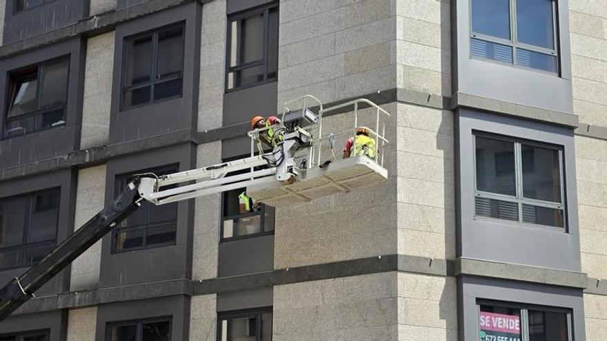 La Sareb actúa, tras meses de reclamaciones de los vecinos, en uno de sus edificios en Vigo: «Esperemos que todo se solucione»