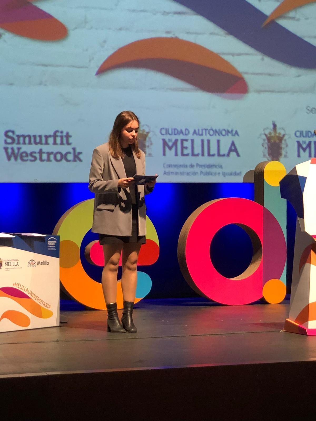 Inés Tuñón, integrange del equipo vigués, sobre el escenario del Teatro Kursaal de Melilla.