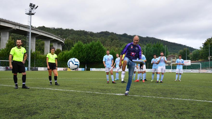 Rúa hizo el saque de honor en el partido de ayer del Moaña.