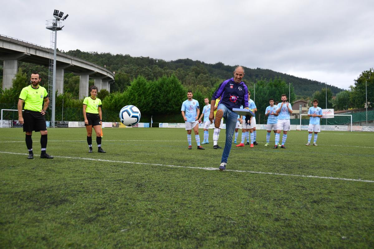 Rúa hizo el saque de honor en el partido de ayer del Moaña.