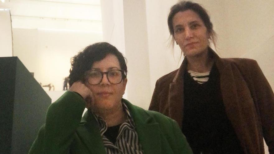 Amparo Sard, a la derecha, trabaja desde el pasado martes en esta exposición que se inaugura este viernes en Pekín